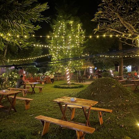 Hotel Tharu Garden, Sauraha Zewnętrze zdjęcie