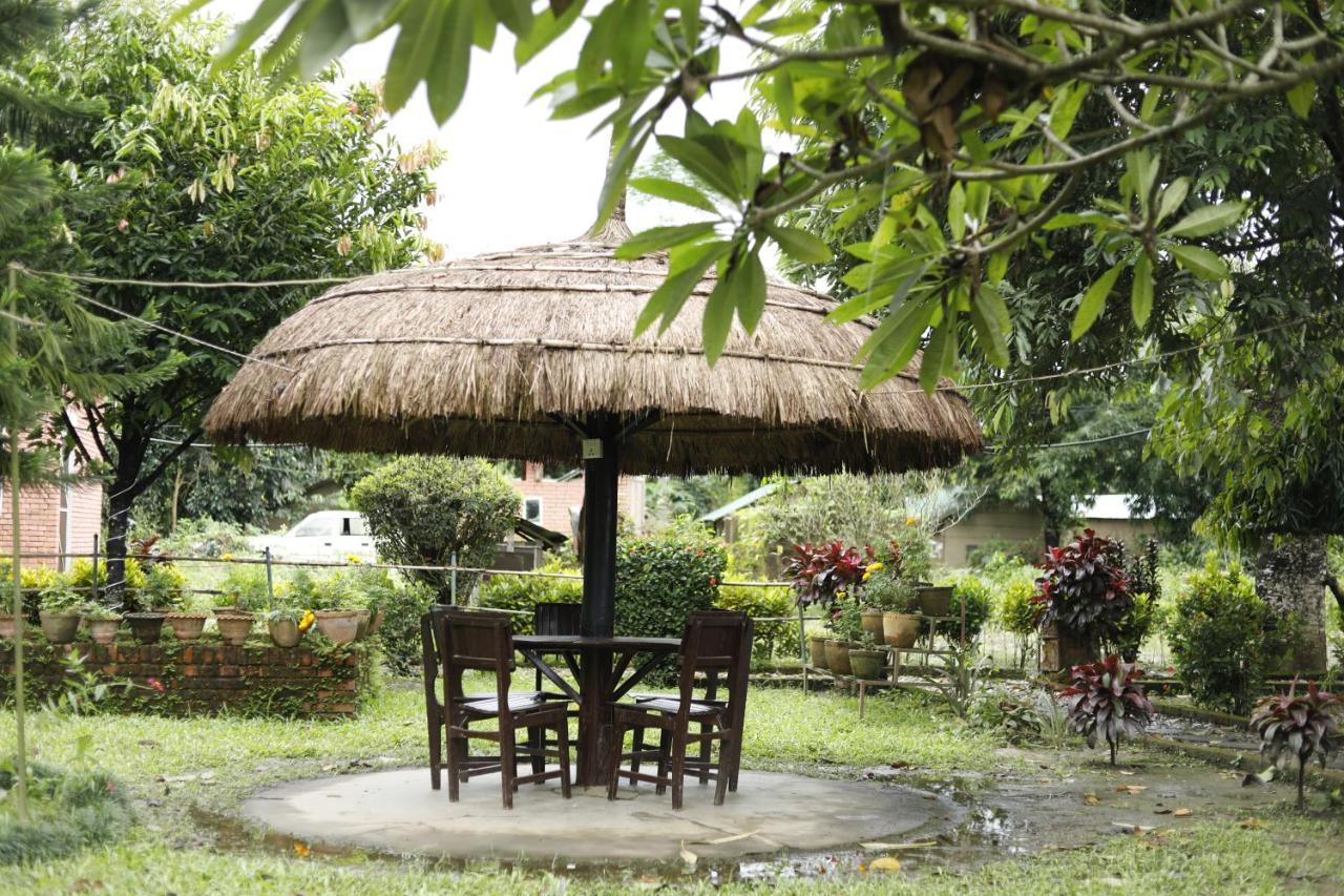 Hotel Tharu Garden, Sauraha Zewnętrze zdjęcie