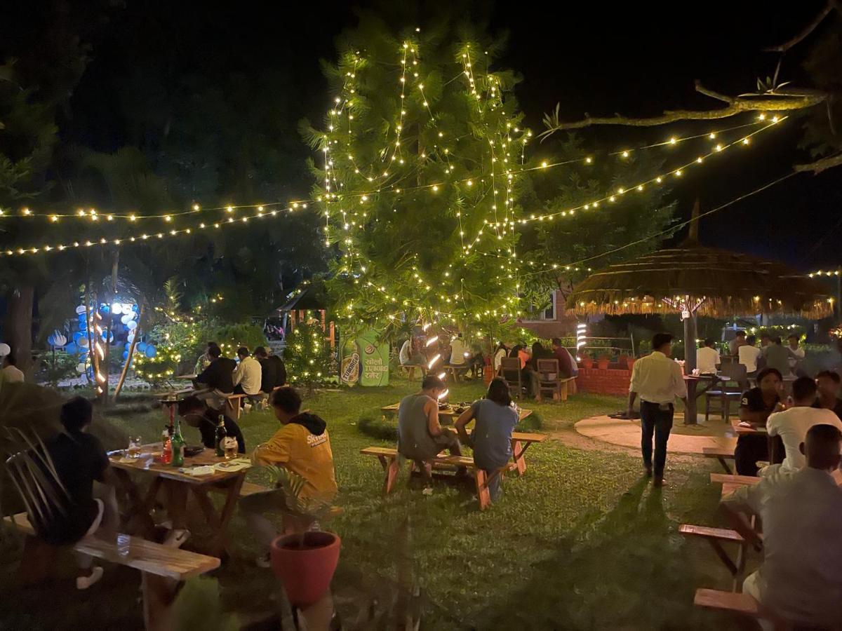 Hotel Tharu Garden, Sauraha Zewnętrze zdjęcie