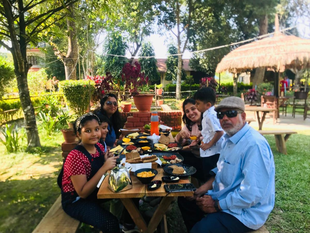 Hotel Tharu Garden, Sauraha Zewnętrze zdjęcie