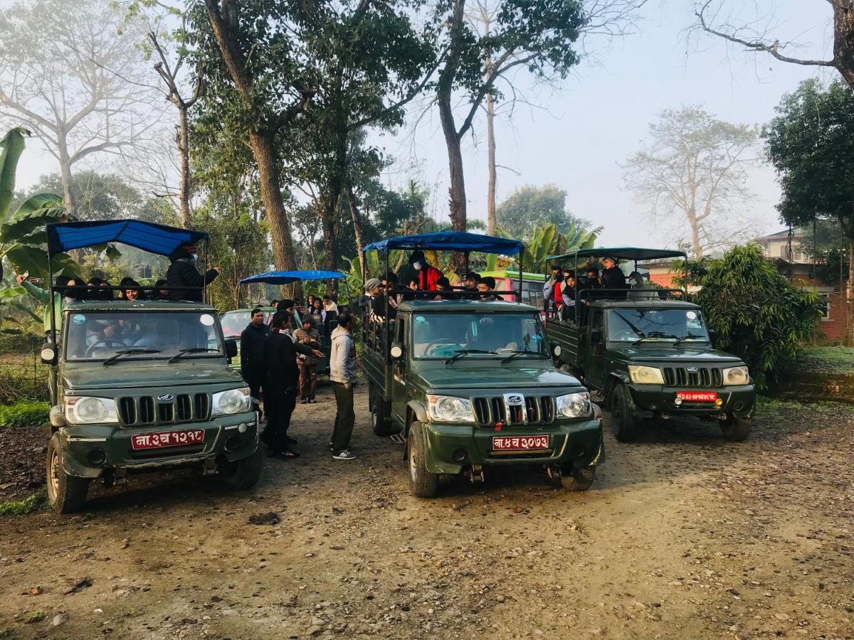 Hotel Tharu Garden, Sauraha Zewnętrze zdjęcie