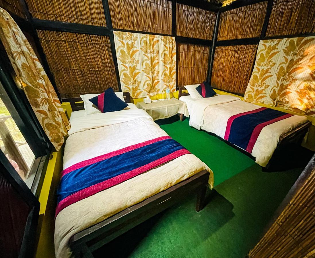 Hotel Tharu Garden, Sauraha Zewnętrze zdjęcie