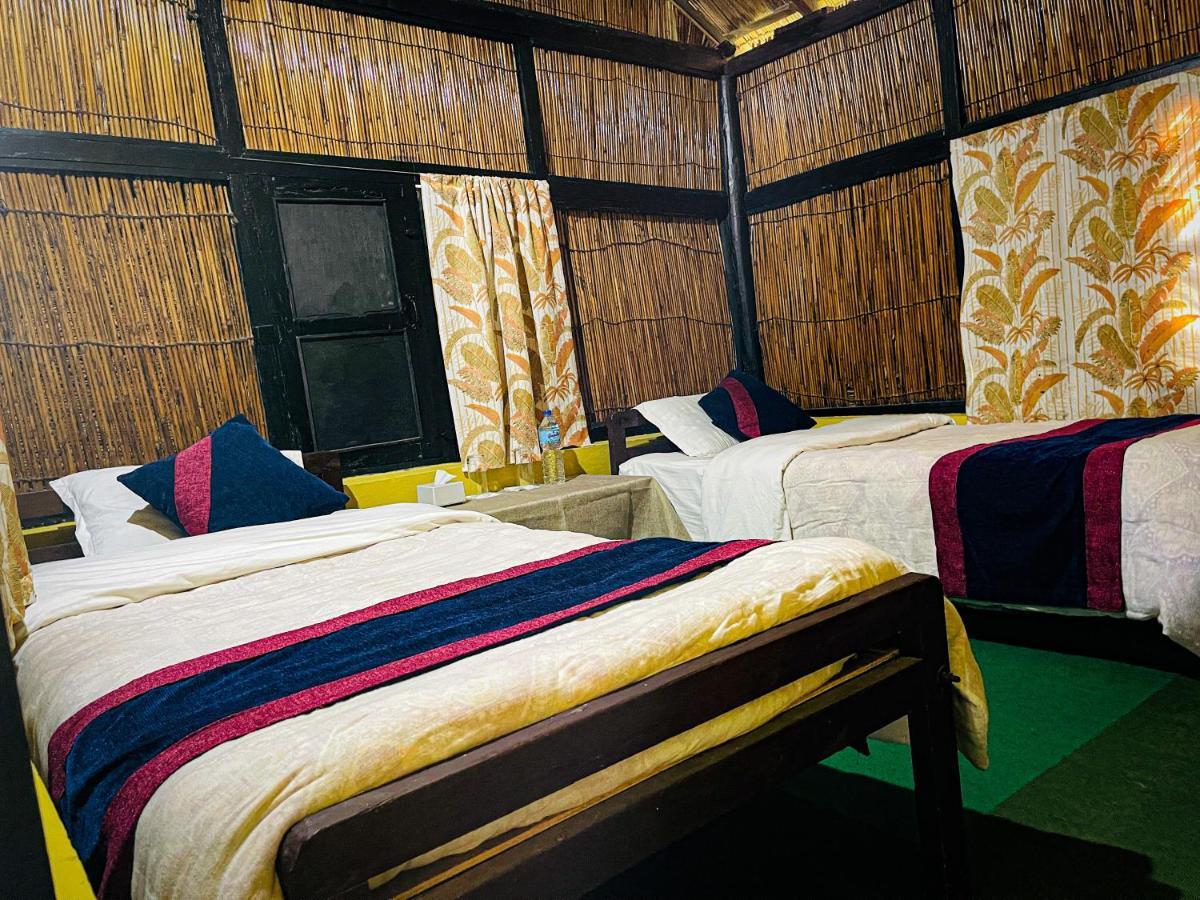 Hotel Tharu Garden, Sauraha Zewnętrze zdjęcie