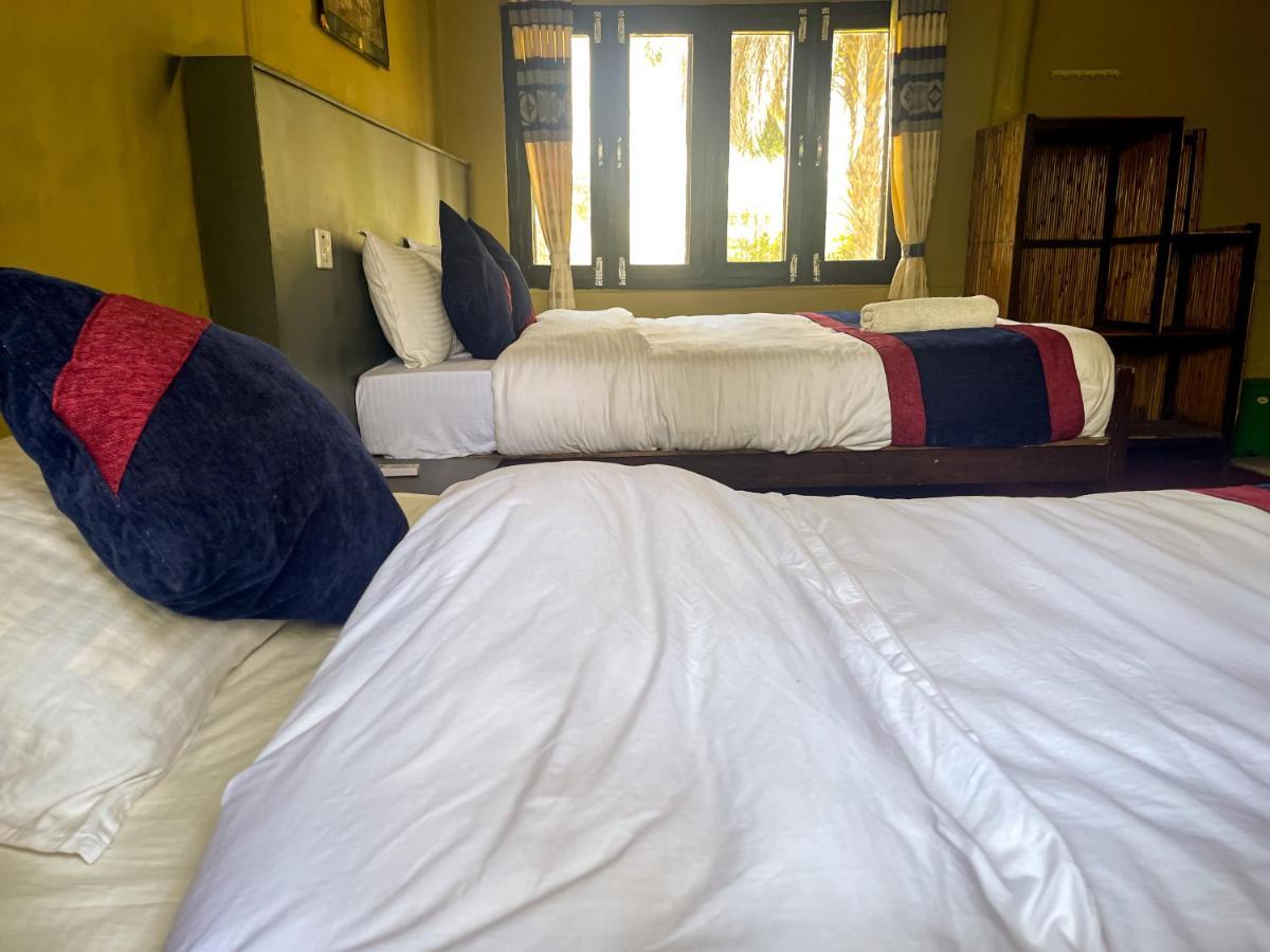 Hotel Tharu Garden, Sauraha Zewnętrze zdjęcie