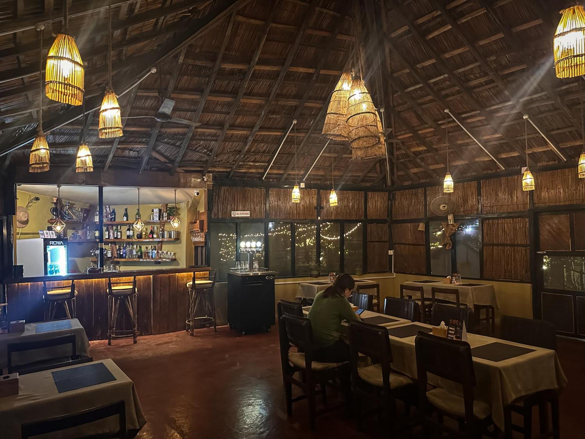 Hotel Tharu Garden, Sauraha Zewnętrze zdjęcie