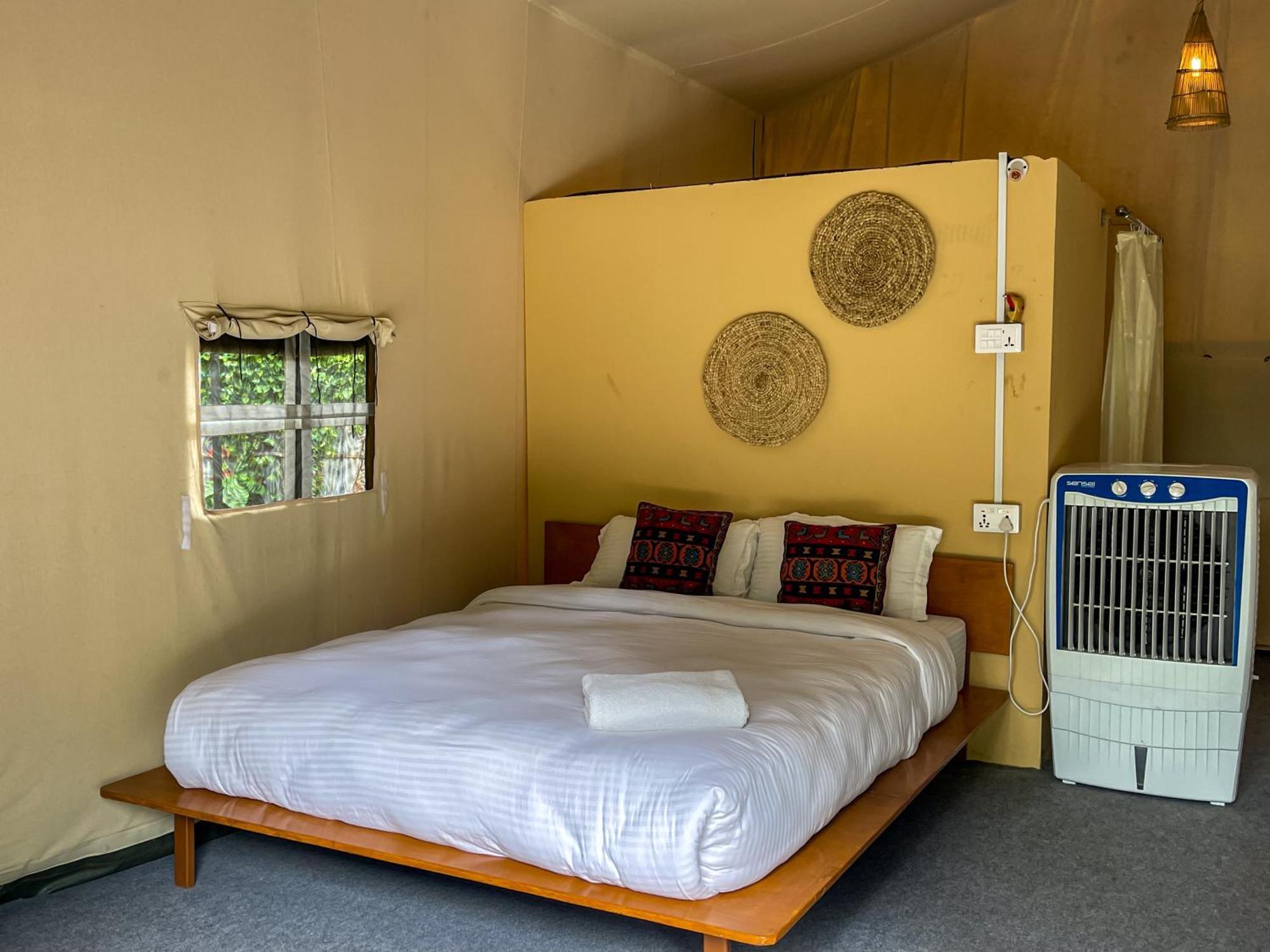 Hotel Tharu Garden, Sauraha Zewnętrze zdjęcie