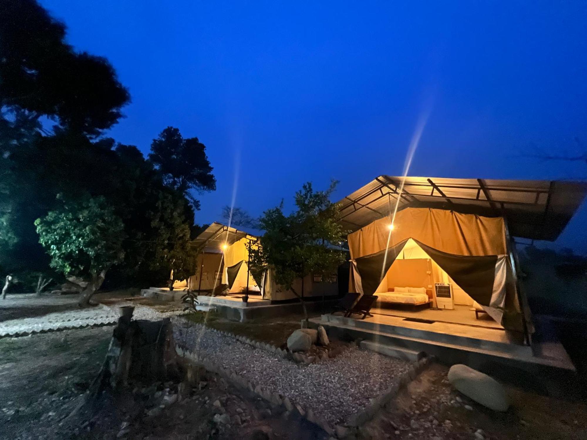Hotel Tharu Garden, Sauraha Zewnętrze zdjęcie