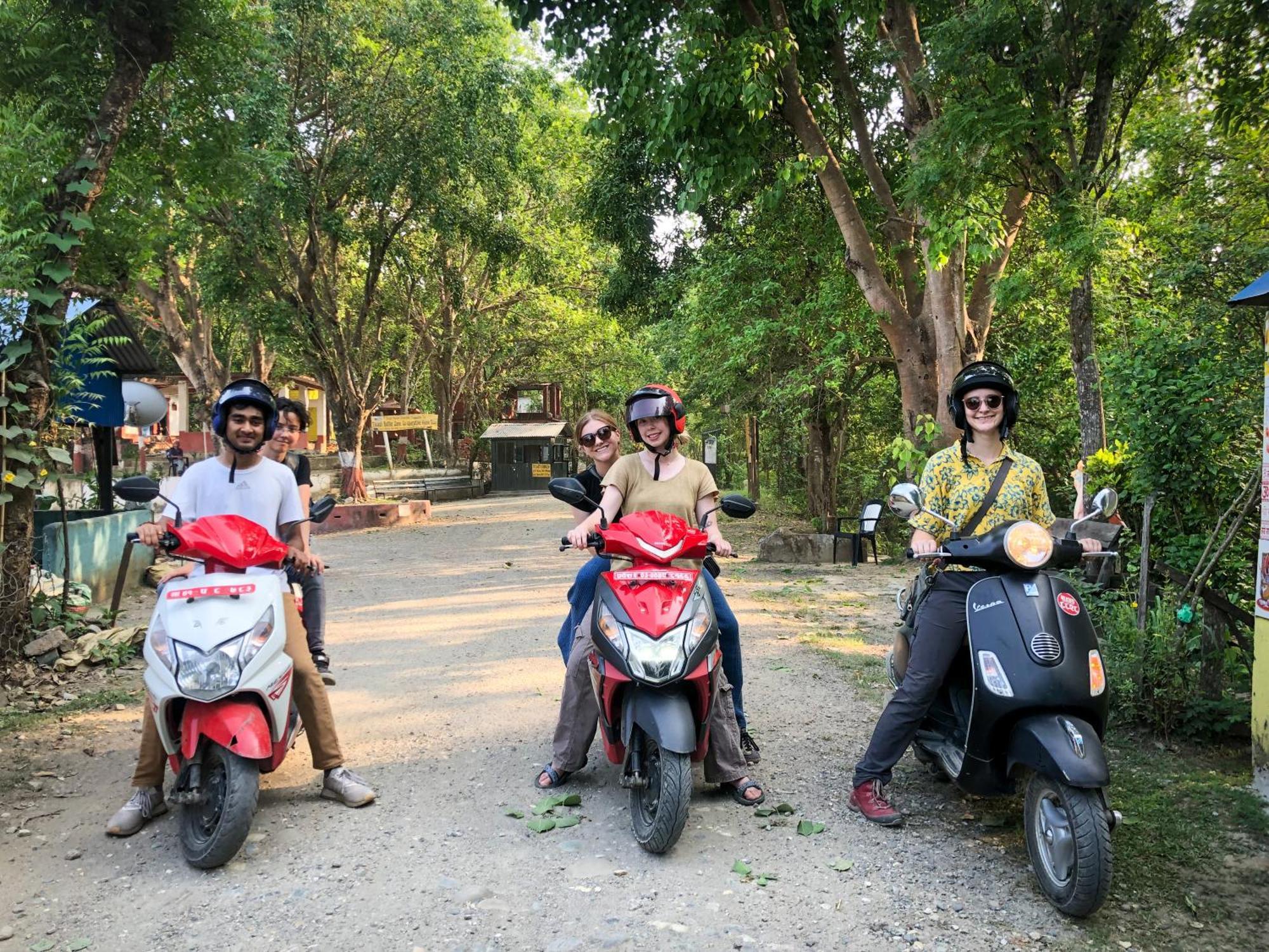 Hotel Tharu Garden, Sauraha Zewnętrze zdjęcie
