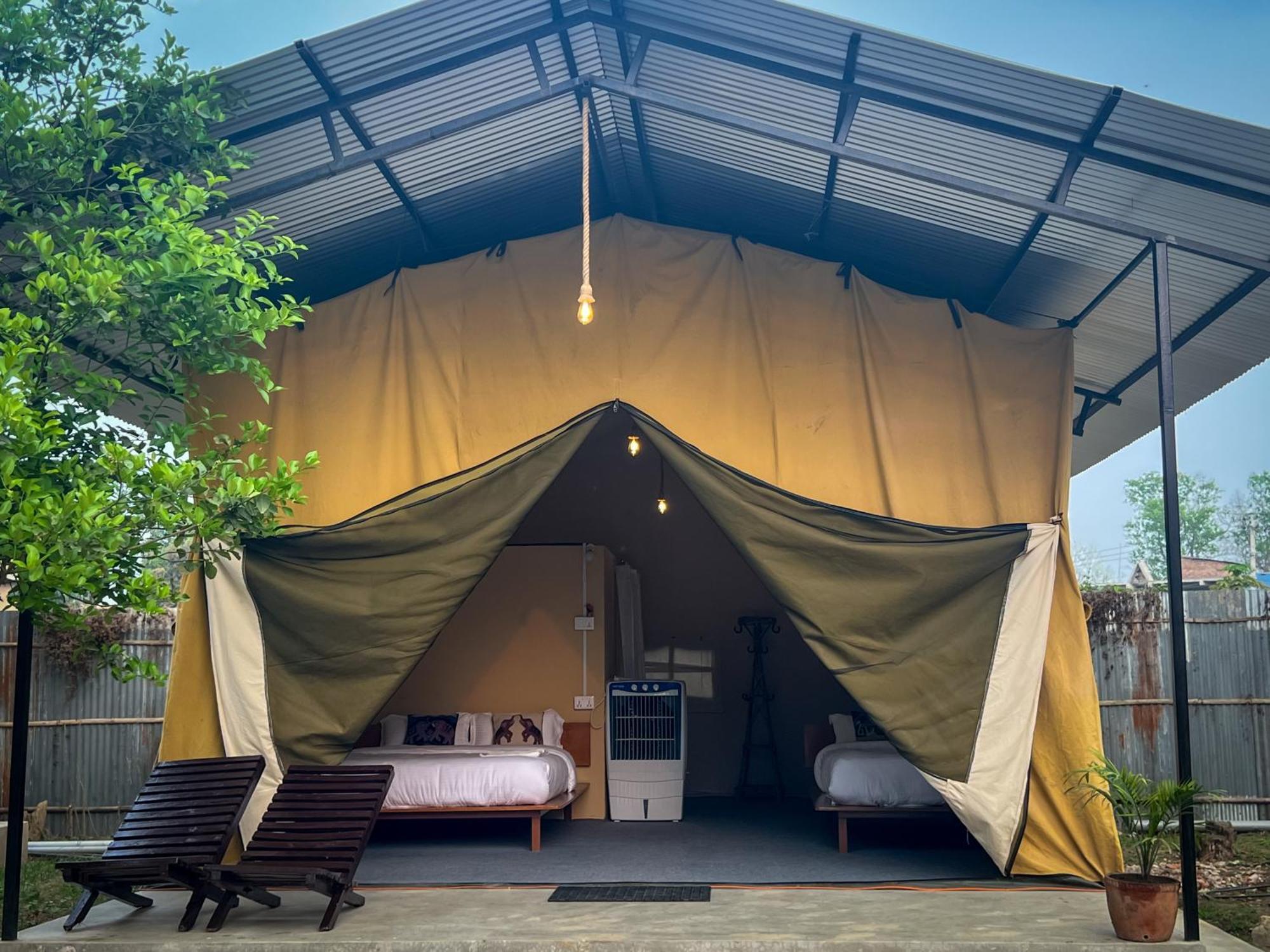 Hotel Tharu Garden, Sauraha Zewnętrze zdjęcie