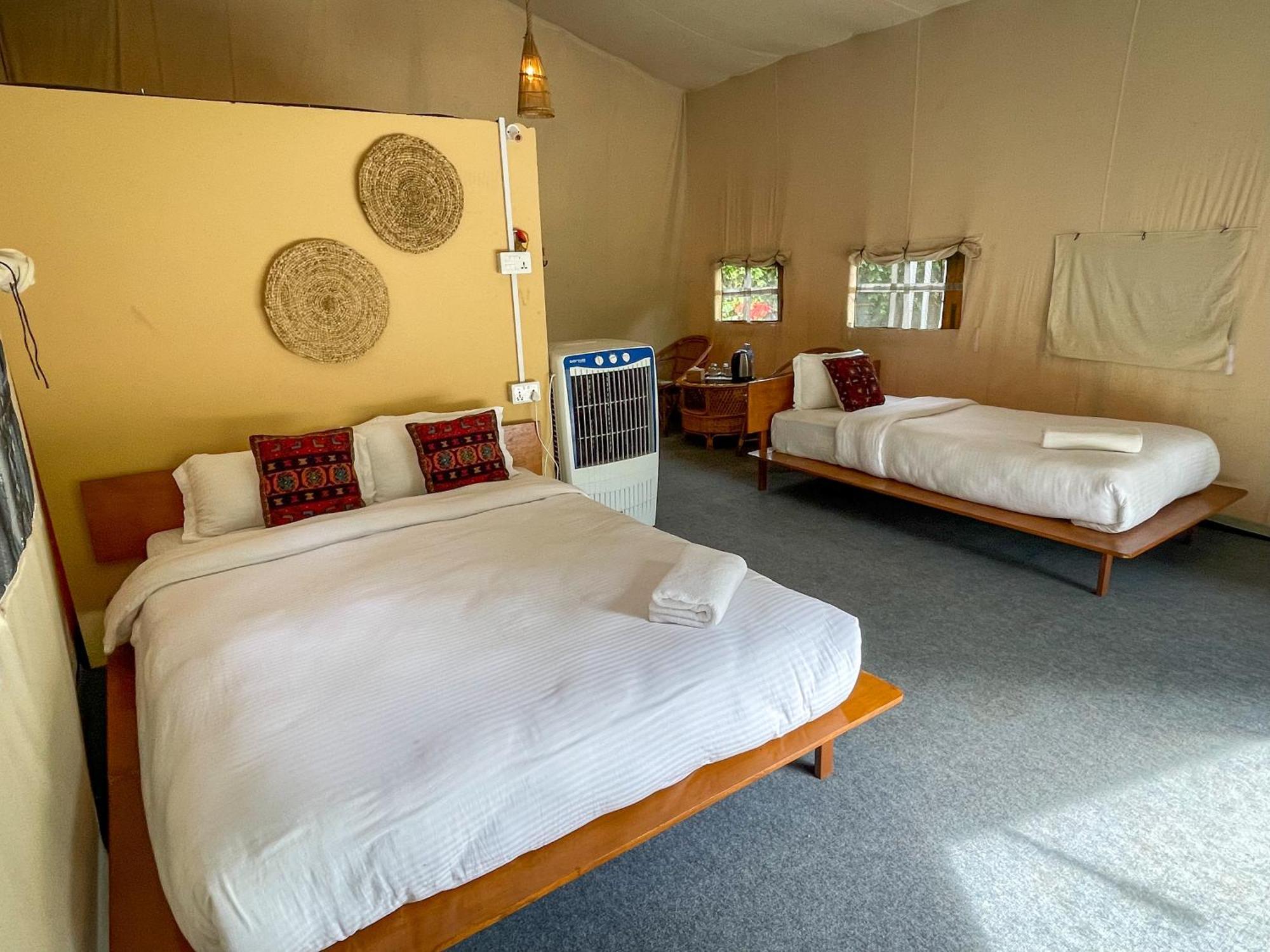 Hotel Tharu Garden, Sauraha Zewnętrze zdjęcie